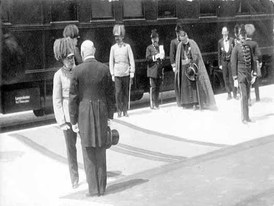 Císař na nádraží.