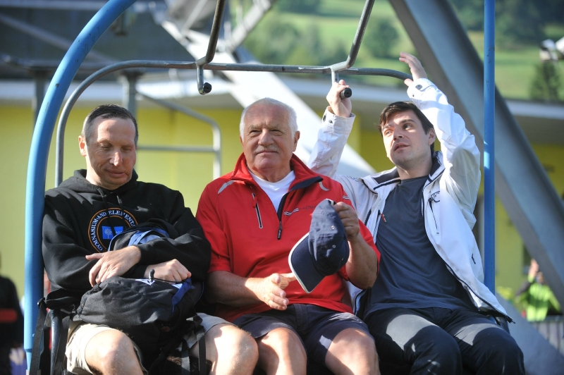 Václav Klaus při své pouti na Sněžku (vlevo jeho syn).
