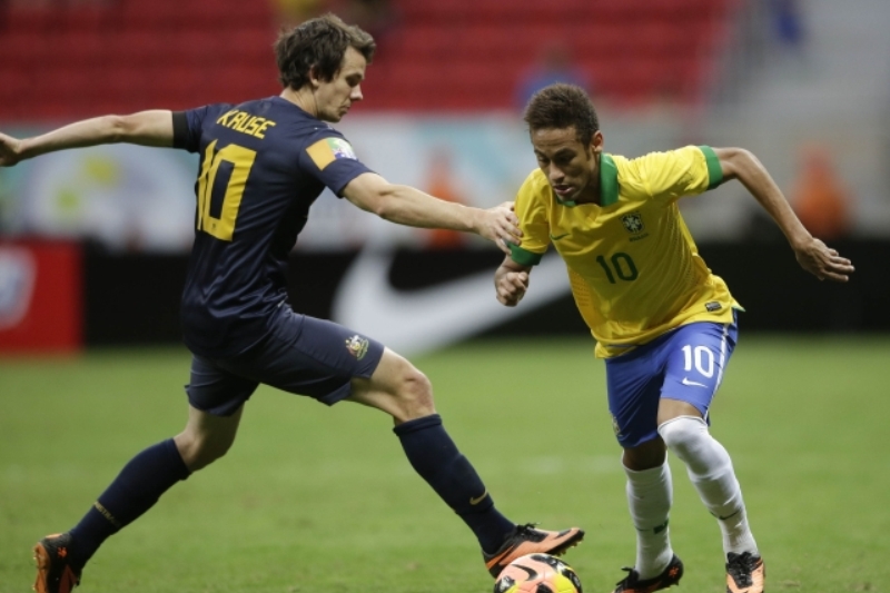 Do sítě Austrálie se trefil i hvězdný Brazilec Neymar (vpravo). Do sítě Austrálie se trefil i hvězdný Brazilec Neymar (vpravo).
