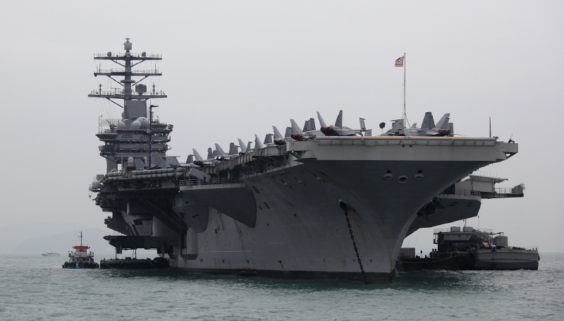 V Rudém moři je připravena letadlová loď USS Nimitz.