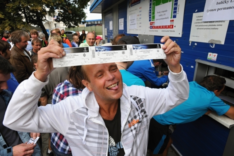 Jeden z plzeňských fanoušků se pyšní vstupenkami na Ligu mistrů. Jeden z plzeňských fanoušků se pyšní vstupenkami na Ligu mistrů.