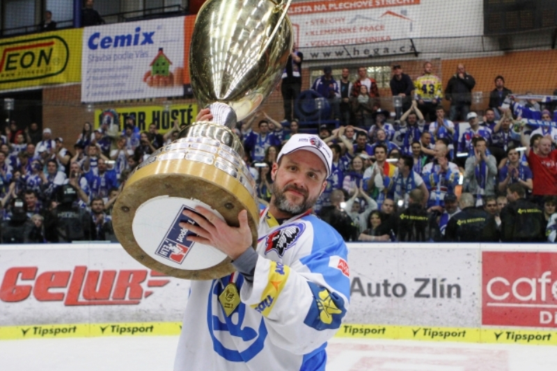 Kapitán Plzně Martin Straka s trofejí pro extraligového mistra.