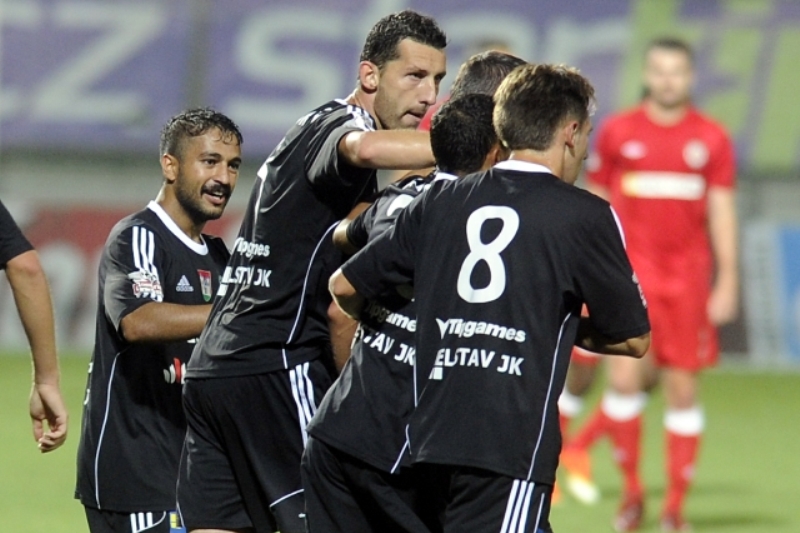 Fotbalisté Příbrami se radují z gólu.