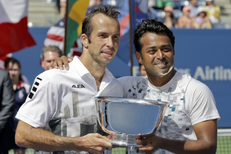 Radek Štěpánek (vlevo) s parťákem Leandrem Paesem se radují z triumfu na US Open.