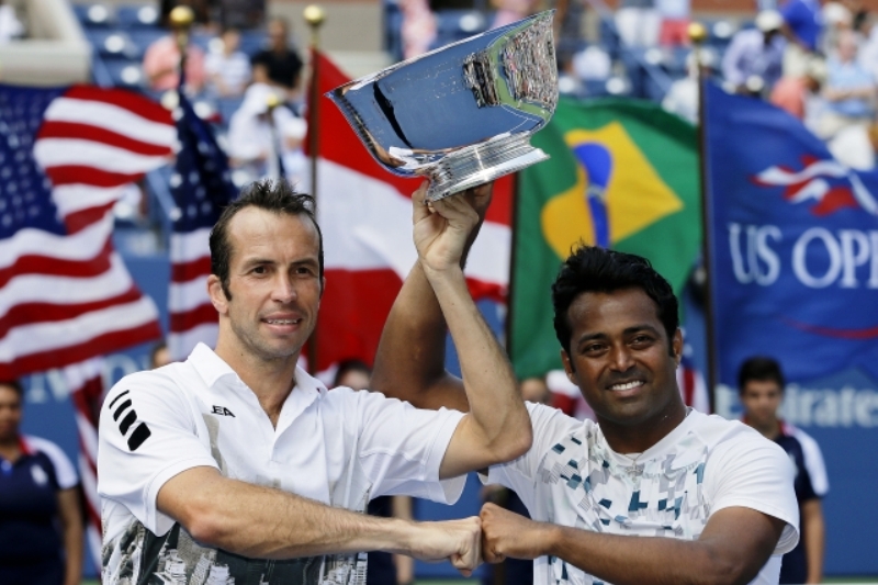 Radek Štěpánek (vlevo) s parťákem Leandrem Paesem se radují z triumfu na US Open.
