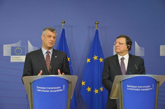 Kosovský premiér Thaçi a šéf EK Barroso v bruselské centrále EU.