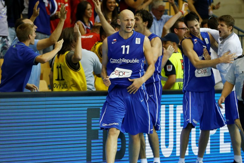 Čeští basketbalisté se v pondělí na mistrovství Evropy pokusí udělat poslední krok k postupu do osmifinále. Čeští basketbalisté se v pondělí na mistrovství Evropy pokusí udělat poslední krok k postupu do osmifinále.