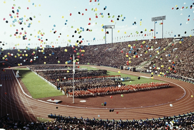 Zaplněný Olympijský stadion v roce 1964. 