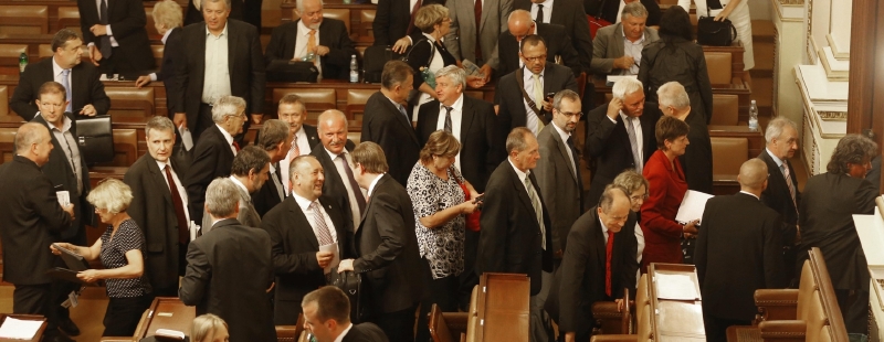 Poslanci musejí doručit majetková přiznání do konce měsíce.