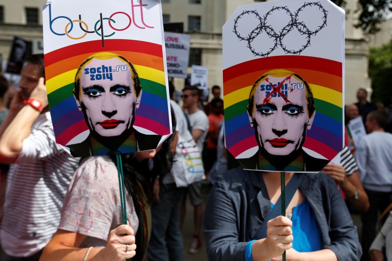 Kontroverzní ruský zákon o zákazu propagace homosexuality začal před blížícími se olympijskými hrami v Soči znepokojovat i sponzory Mezinárodního olympijského výboru. Kontroverzní ruský zákon o zákazu propagace homosexuality začal před blížícími se olympijskými hrami v Soči znepokojovat i sponzory Mezinárodního olympijského výboru.