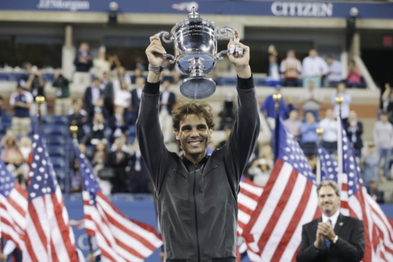 Rafael Nadal s trofejí pro vítěze US Open. Rafael Nadal s trofejí pro vítěze US Open.