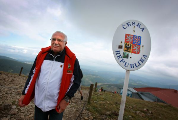 Václav Klaus je zvyklý dobývat vrcholy. Letos opět zdolal Sněžku.