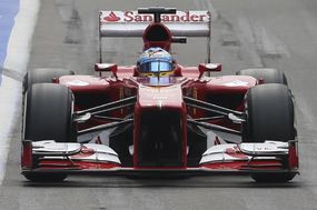 Alonso za volantem svého Ferrari.
