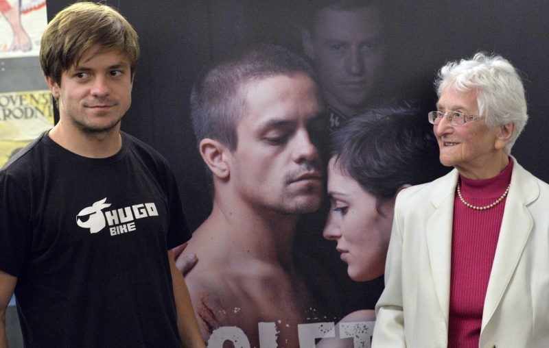 Herec Jiří Mádl a Hana Hnátová, sestra autora námětu Arnošta Lustiga, pózují v Praze před plakátem filmu Colette po novinářské projekci. 