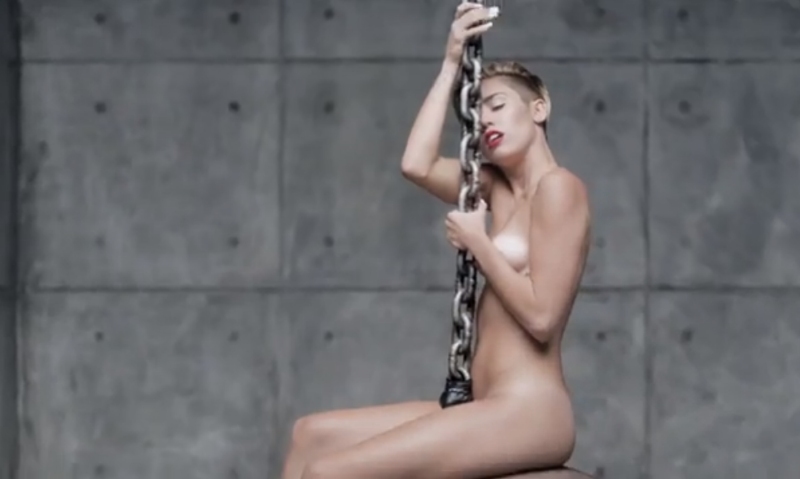 Miley Cyrusová v odvážném videu.