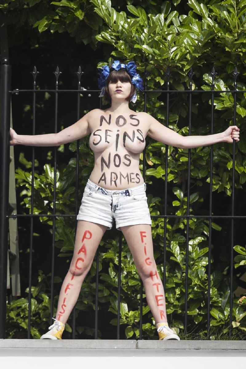 Aktivistky z hnutí Femen protestovaly v Bruselu koncem srpna u ukrajinské ambasády.