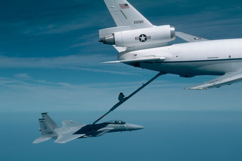 Tankování za letu (na ilustračním snímku KC-10A Extender a F-15). 