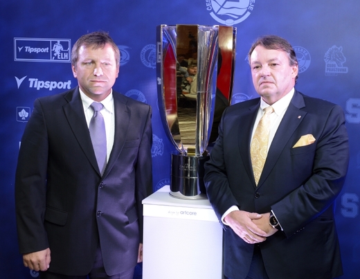 Slavnostní představení nové trofeje.