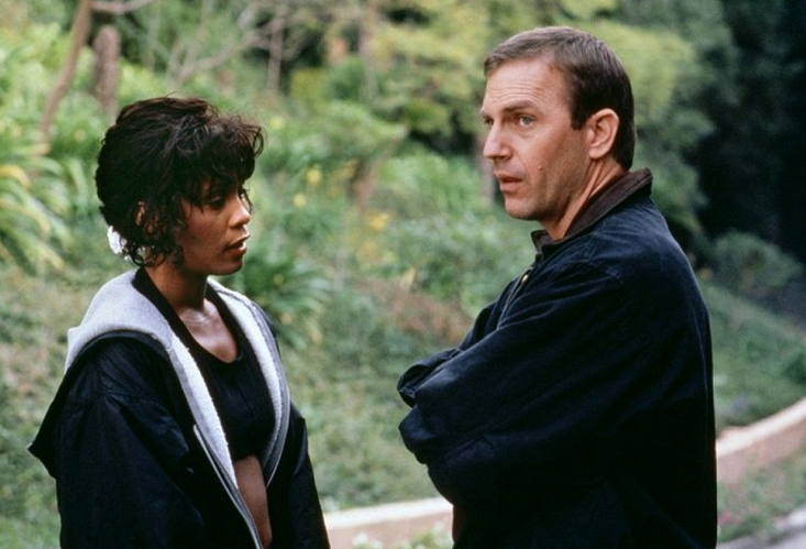 Nejslavnější ochranka: Kevin Costner jako osobní strážce Whitney Houstonové.