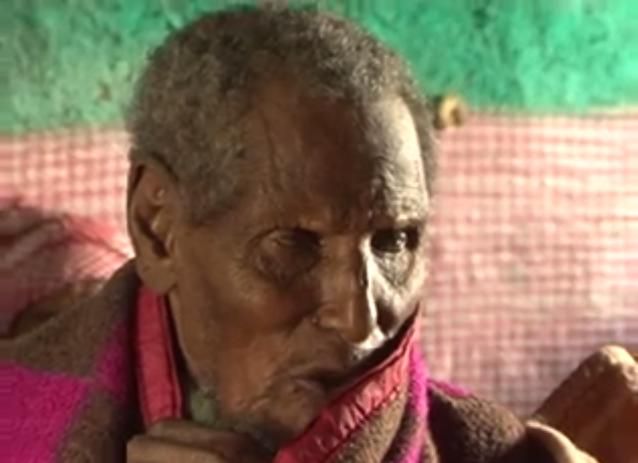 Africký novinář tvrdí, že objevil nejstaršího žijícího muže a vydal se s ním natočit rozhovor.