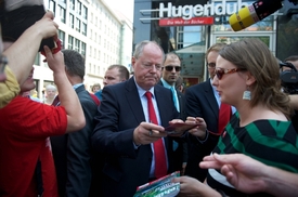 Steinbrück při volební kampani v Drážďanech.