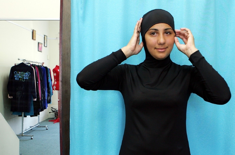 Řešení nabízejí burkiny, speciální plavecký úbor pro muslimky.