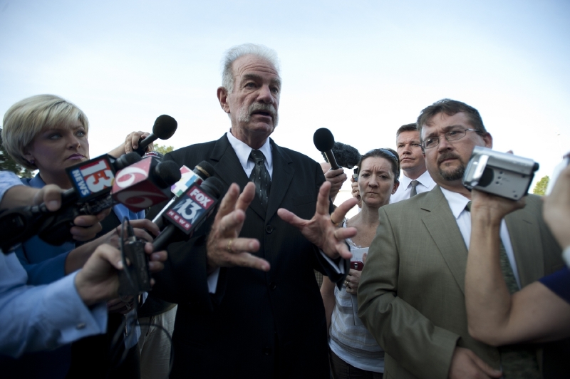 Pastor Jones v obležení reportérů v Gainesville (2010).