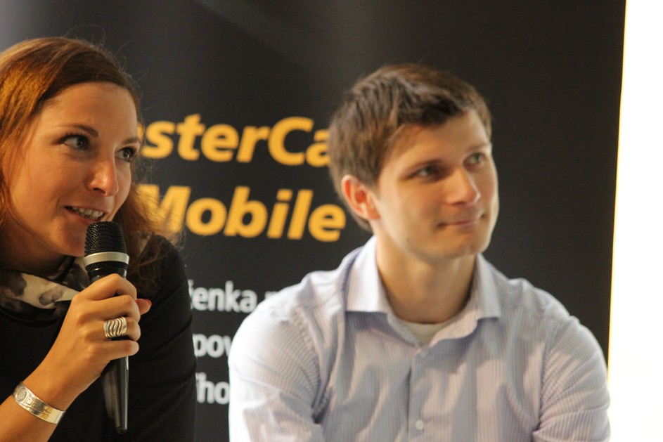 Vlevo Tereza Janková z marketingu MasterCard. Vpravo Tomáš Kosman z Google.