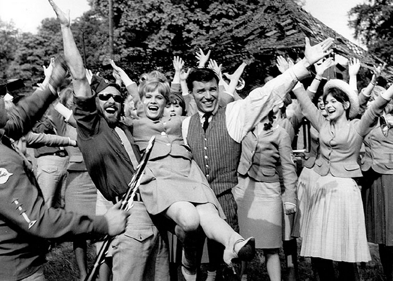 Komediální muzikál zazářil na stříbrném plátně v roce 1964. Excelovaly v něm ty největší tuzemské pěvecké hvězdy. Komediální muzikál zazářil na stříbrném plátně v roce 1964. Excelovaly v něm ty největší tuzemské pěvecké hvězdy.