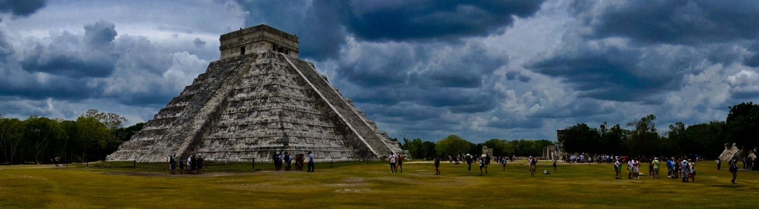 Slavná mayská pyramida El Castillo.