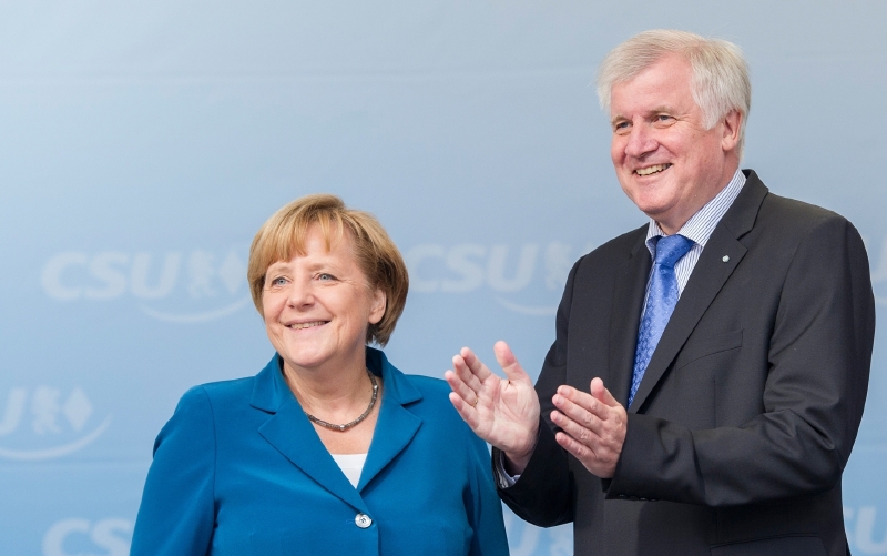 Merkelová a Seehofer. CDU silnou CSU vítá, ale zase ne tak moc silnou..