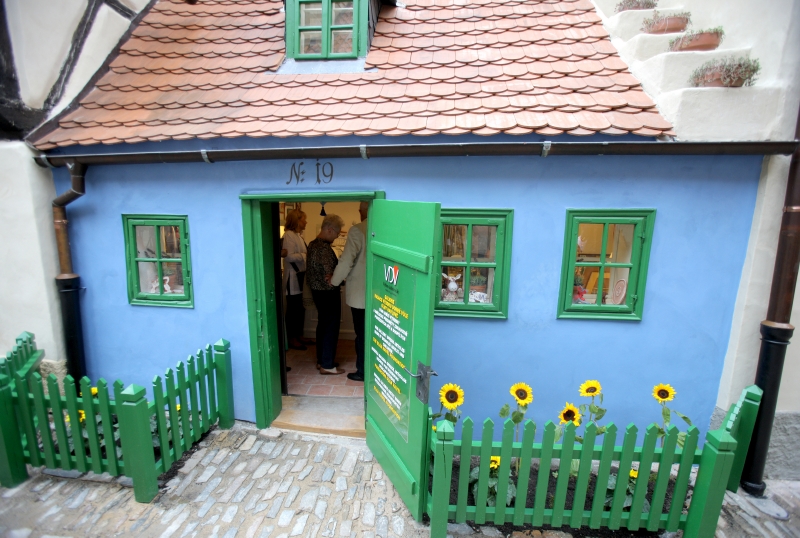 Domečky ve Zlaté uličce jsou také považovány za specifický druh lidové architektury. Domečky ve Zlaté uličce jsou také považovány za specifický druh lidové architektury.