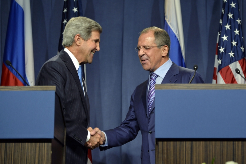Ministři zahraničí USA a Ruska John Kerry (vlevo) a Sergej Lavrov při jednání v Ženevě.