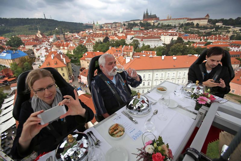 Celá plošina se v průběhu degustace otáčí. Natočit doprava, nebo doleva se návštěvníci mohou i na sedačkách - v případě, že nemají velký strach z výšek.