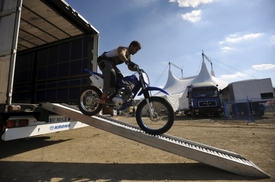 Přípravy na motorkářskou show.