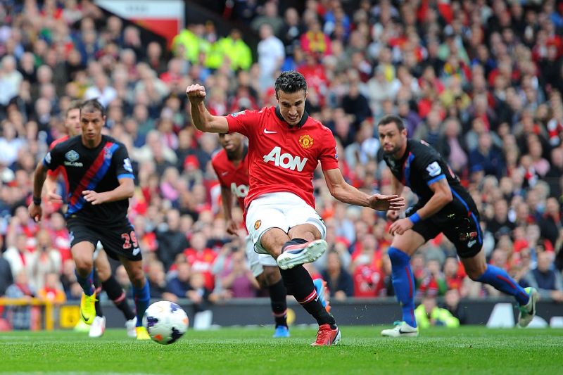 Hvězdný Robin van Persie posílá z penalty Manchester United od vedení.