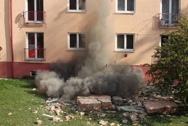 Hasiči ze čtyř vchodů obytného bloku domů evakuovali 27 lidí.