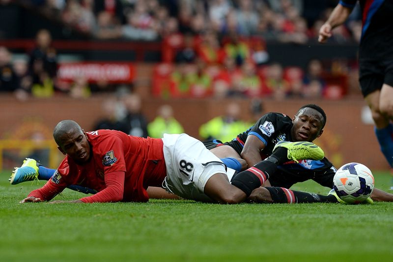 Ashley Young (vlevo).