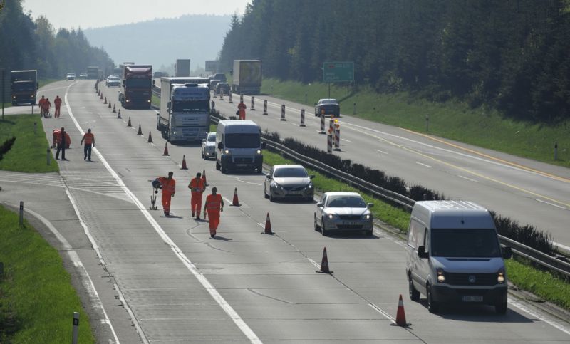 Instalací vodorovného dopravního značení začala 9. května na 104. kilometru dálnice D1 rekonstrukce úseku Větrný Jeníkov - Jihlava. Instalací vodorovného dopravního značení začala 9. května na 104. kilometru dálnice D1 rekonstrukce úseku Větrný Jeníkov - Jihlava.