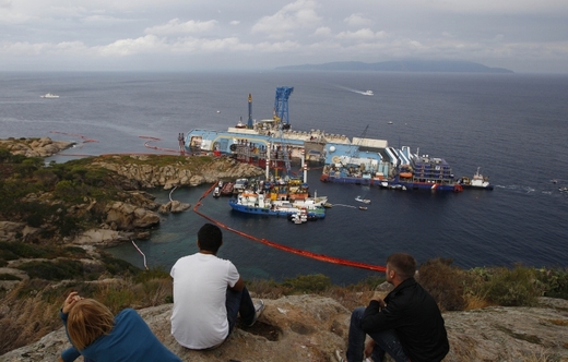 Podaří se manévr s vrakem lodi Costa Concordia?