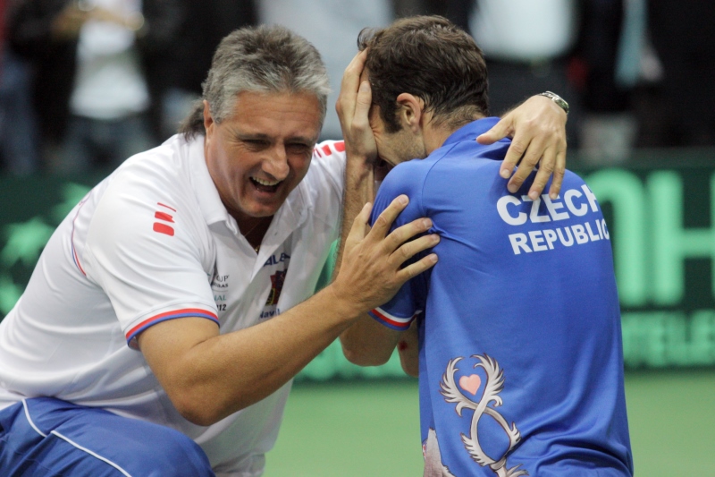 Kapitán Jaroslav Navrátil po loňském vítězství v Davisově poháru s Radkem Štěpánkem. Kapitán Jaroslav Navrátil po loňském vítězství v Davisově poháru s Radkem Štěpánkem.