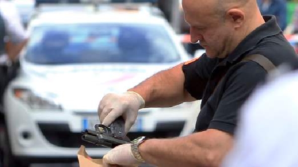 Policie ukládá mezi důkazy zbraň, jíž byl teenagaer zastřelen. Policie ukládá mezi důkazy zbraň, jíž byl teenagaer zastřelen.