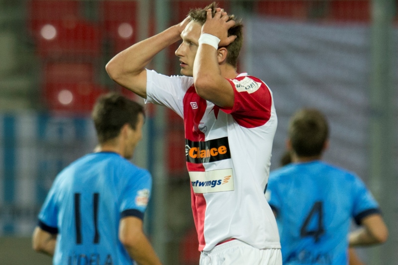 Fotbalisty pražské Slavie po sobotní rezignaci hlavního kouče Michala Petrouše dočasně převzali stávající asistenti Juraj Šimurka a Ivo Knoflíček. Fotbalisty pražské Slavie po sobotní rezignaci hlavního kouče Michala Petrouše dočasně převzali stávající asistenti Juraj Šimurka a Ivo Knoflíček.