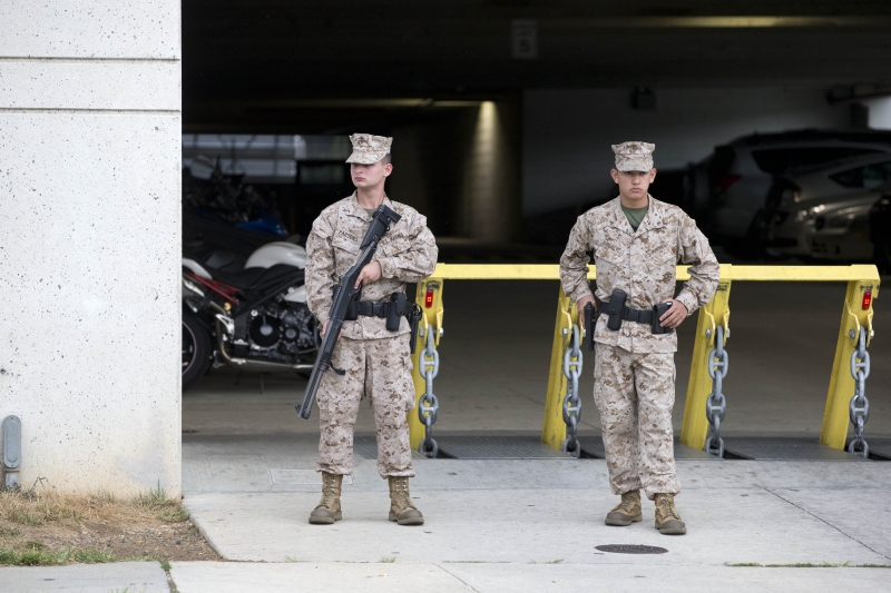 Vojáci hlídají garáž vedoucí do budovy amerického vojenského námořnictva ve Washingtonu. Právě tam přišlo při střelbě o život nejméně dvanáct lidí.