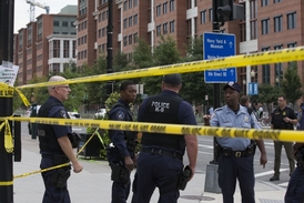 Americká policie v ulicích Washingtonu.