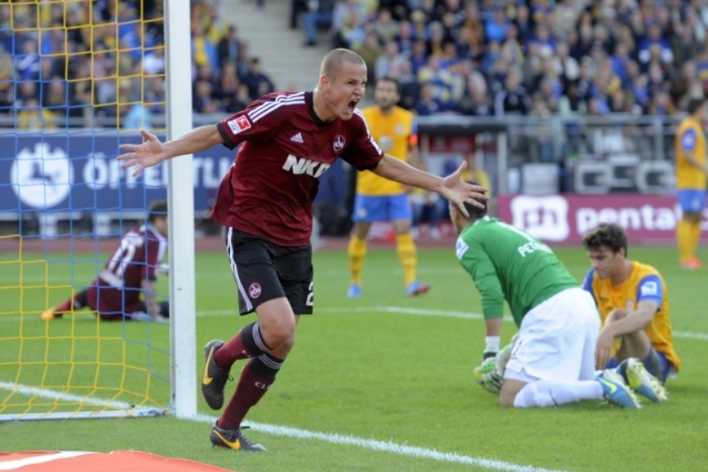 Adam Hloušek se raduje z gólu v prvním bundesligovém zápase po zranění.