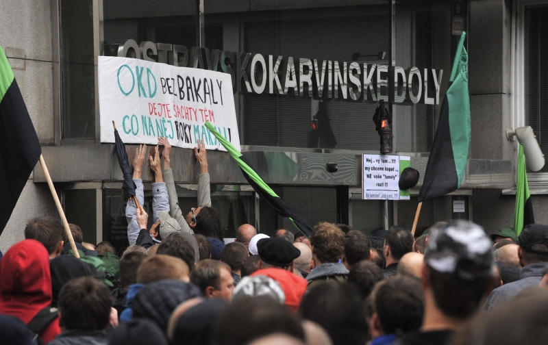 „Pane Bakalo, už nás nepotřebujete? Už jsme vám vydělali dost," hlásá jiný transparent...