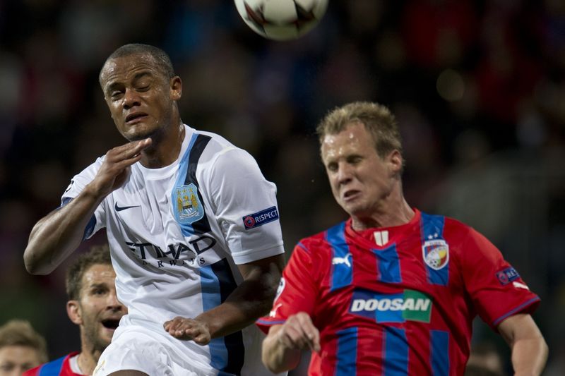 Vincent Kompany z Manchester City a plzeňský obránce David Limberský svádí tvrdý souboj o míč. Vincent Kompany z Manchester City a plzeňský obránce David Limberský svádí tvrdý souboj o míč.
