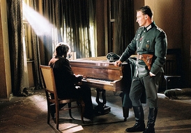 Adrien Brody (vlevo) a Thomas Kretschmann v Polanského oscarovém snímku z roku 2002 Pianista.