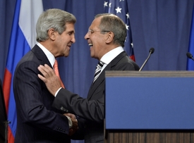 Kerry (vlevo) a Lavrov. Dohodu o likvidaci syrských chemických zbraní "upekly" Rusko a USA.